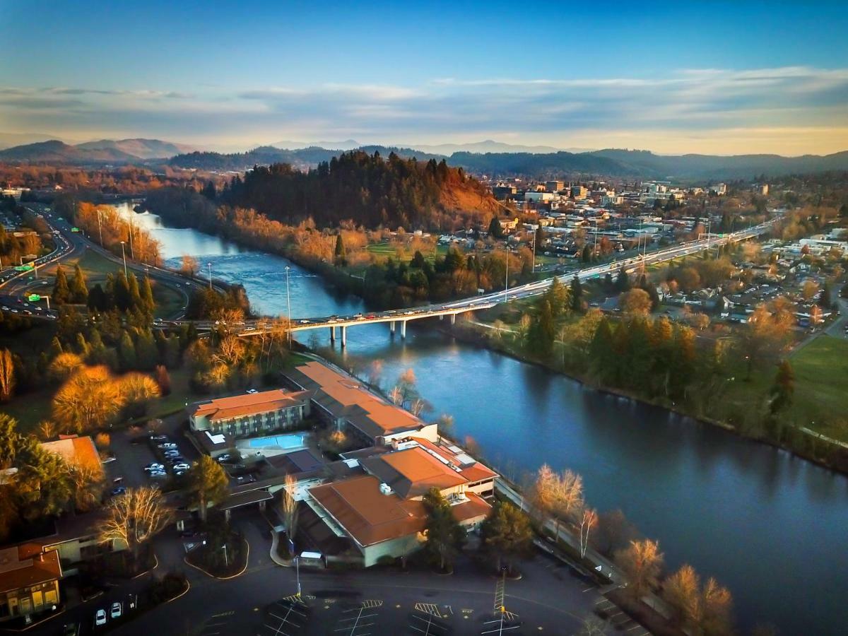 Valley River Inn Eugene Exteriör bild